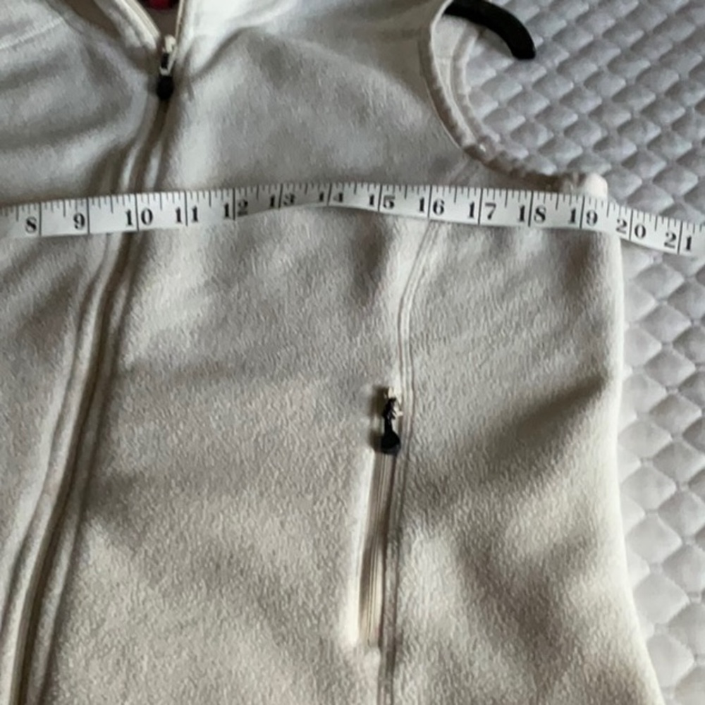 Vineyard Vines Ivory Fleece Vest - Picture 9 of 9